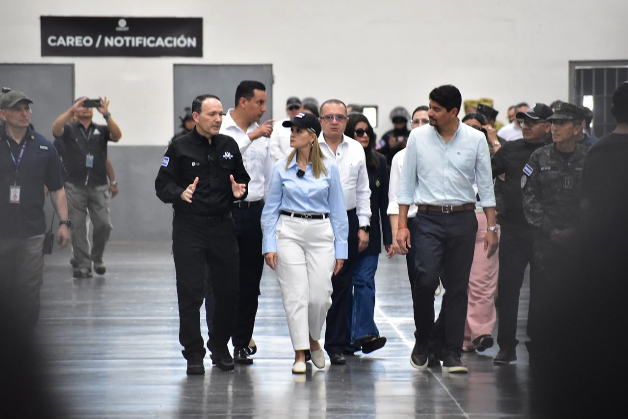 La presidente de Costa Rica, Laura Fernández Delgado, recorrió el Centro de Confinamiento del Terrorismo (CECOT) junto a autoridades salvadoreñas para conocer sus protocolos de seguridad y su funcionamiento interno. (Infobae Centroamérica/Emerson Del Cid)