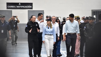 En imágenes: la visita de Laura Fernández al CECOT, la cárcel de máxima seguridad de El Salvador