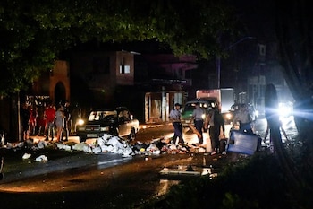 La Policía retira escombros utilizados para bloquear una calle durante una protesta contra un apagón, en La Habana, Cuba. 19 de octubre de 2024 (REUTERS/Norlys Perez)