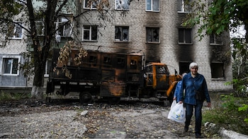 Dos mujeres pasan por delante