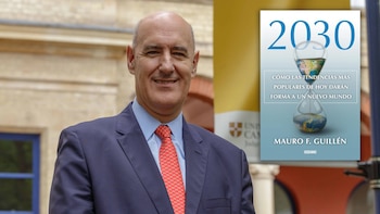 Retrato de Mauro Guillén de traje y corbata junto a la portada del libro 2030, ilustrada con un reloj de arena y el planeta Tierra