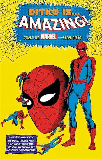 Portada de cómic amarilla con título "Ditko Is... Amazing!". Muestra al Hombre Araña de pie, una máscara gigante y tres figuras pequeñas de Spider-Man