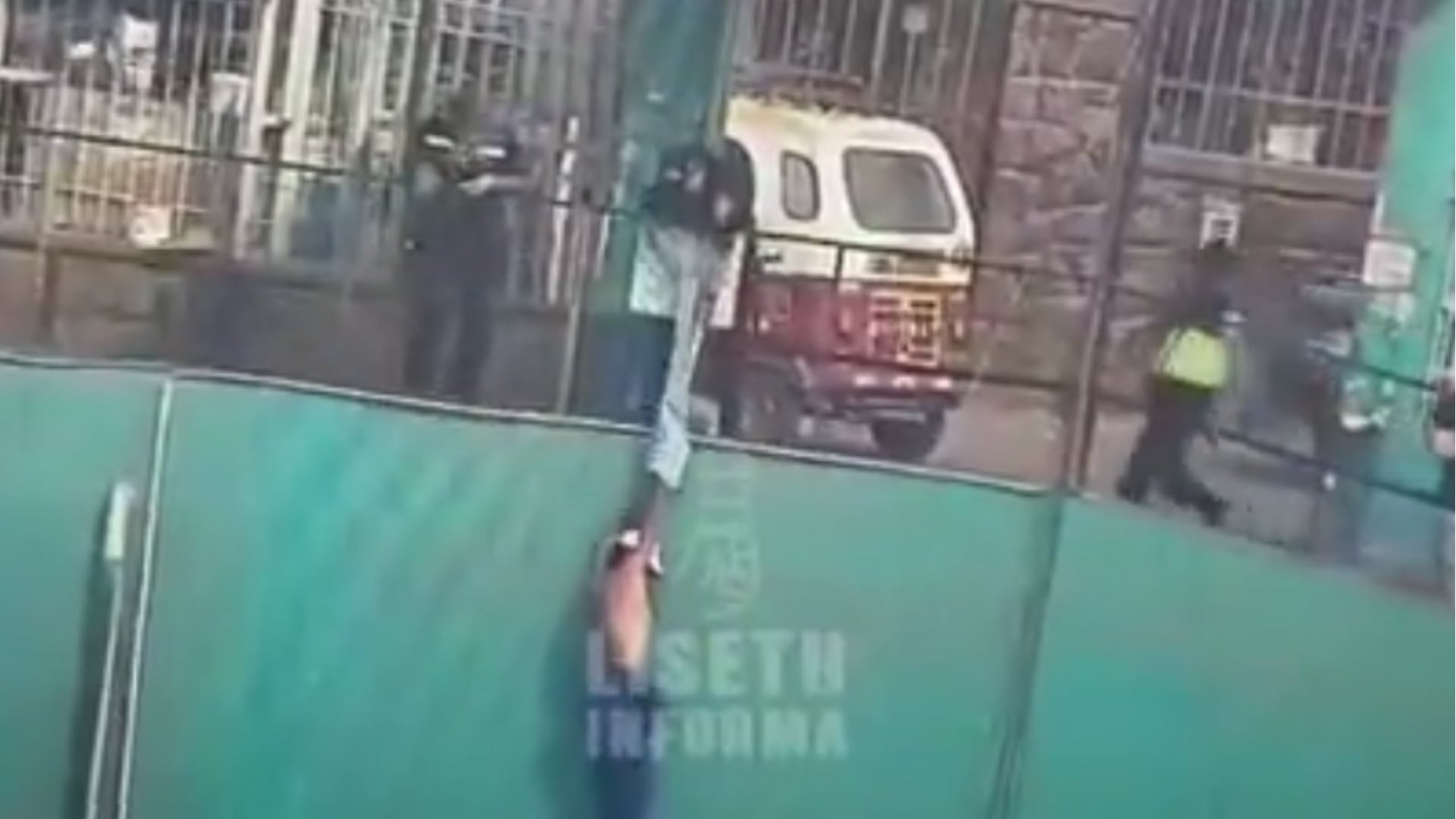 Presunto “Orejón” se lanza de un muro durante intervención policial y sufre fracturas en Chosica. (Foto: Captura video/X@LisethInforma)