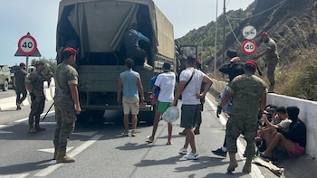 El Ejército transporta a centenares de migrantes desde las barriadas de Ceuta de vuelta a la frontera