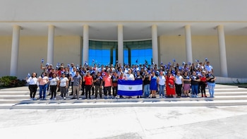 Los participantes recibieron capacitación sobre visa, estatus, obligaciones laborales, salud, seguridad, impuestos y papeles antes de incorporarse durante tres meses a plantas dedicadas a productos del mar en Estados Unidos (Cortesía Ministerio de Relaciones Exteriores)
