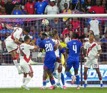 La selección peruana tuvo oportunidades de anotar goles ante Haití a raíz de las pelotas paradas. - créditos: FPF