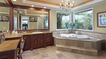 El hijo menor de Michael Jackson celebró sus 18 años comprando una mansión cuyo valor es de más de USD 2 millones en Calabasas, California (Pacific playa realty)