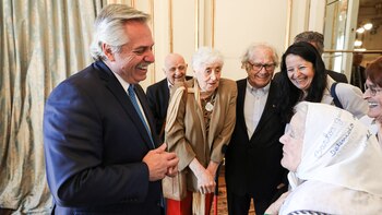 Alberto Fernández y Nora Cortiñas,