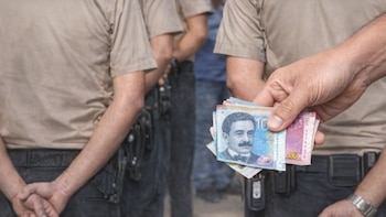 Condenan a más de 5 años de cárcel a policías por sembrar droga a barbero en su local y exigirle S/5.000