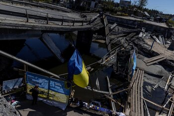 Una mujer escribe el nombre