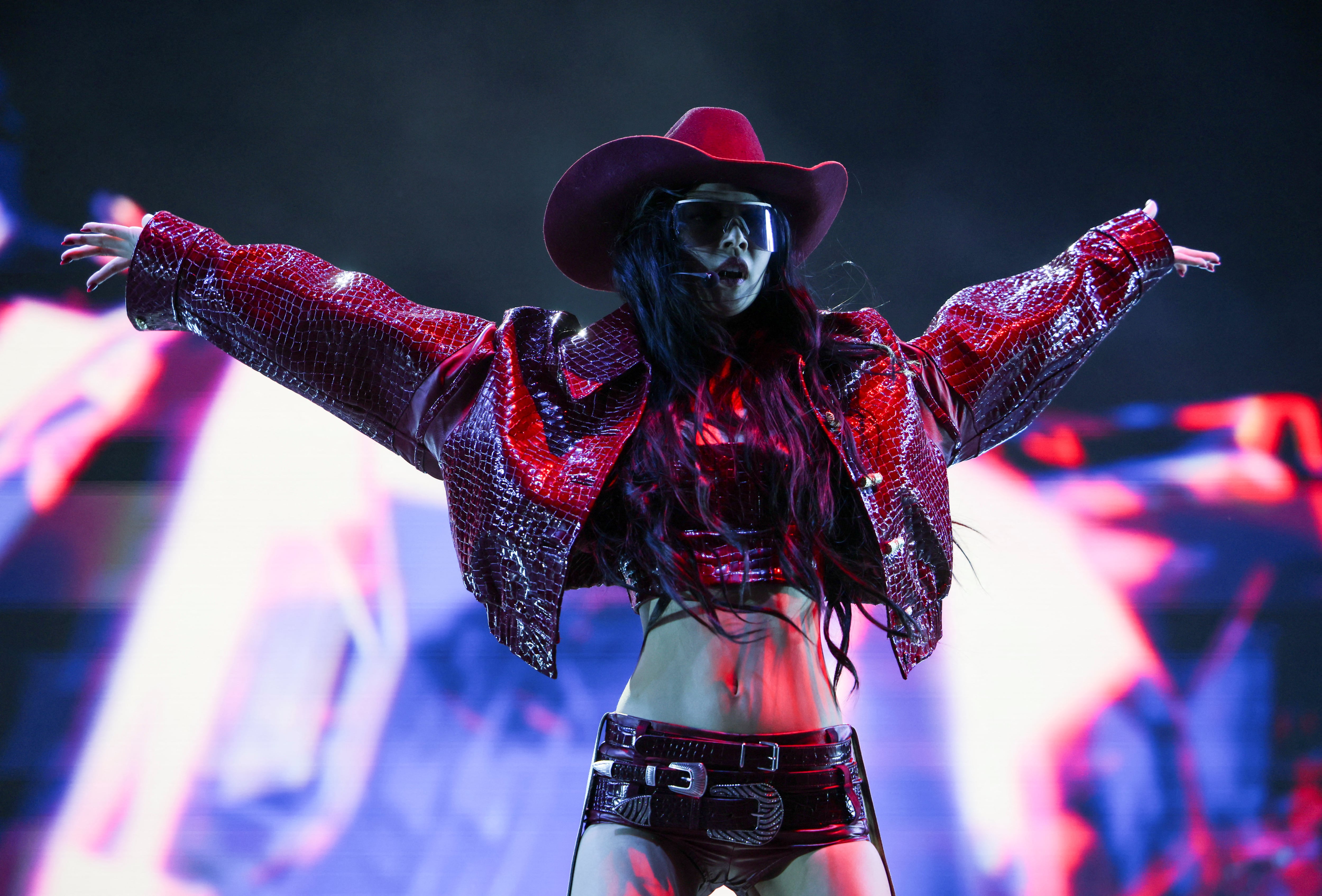 La artista coreana Jennie presentó su disco Ruby ante miles de asistentes en Coachella, acompañada por invitados especiales como Kali Uchis (REUTERS/Daniel Cole)