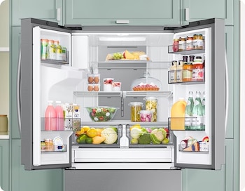 Refrigerador de puertas francesas abierto y lleno de alimentos: frutas, verduras, huevos, bebidas, lácteos, ensaladas, frascos de conservas y una tarta