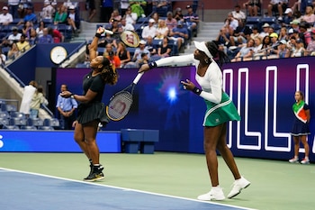 El reencuentro en Cincinnati evidenció la conexión especial entre las hermanas, quienes reconocieron el valor de la comunicación y la confianza en el juego en equipo (AP Foto/Charles Krupa)