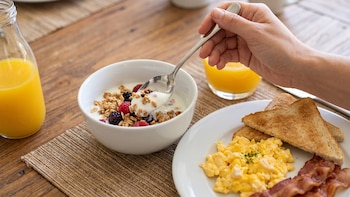 Estos son los alimentos que se deben evitar al desayuno si quiere mantenerse activo y enérgico durante el día