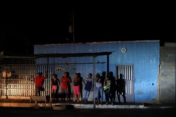 Habitantes de Barquisimeto observan un