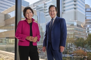 Los investigadores Angela DeMichele y