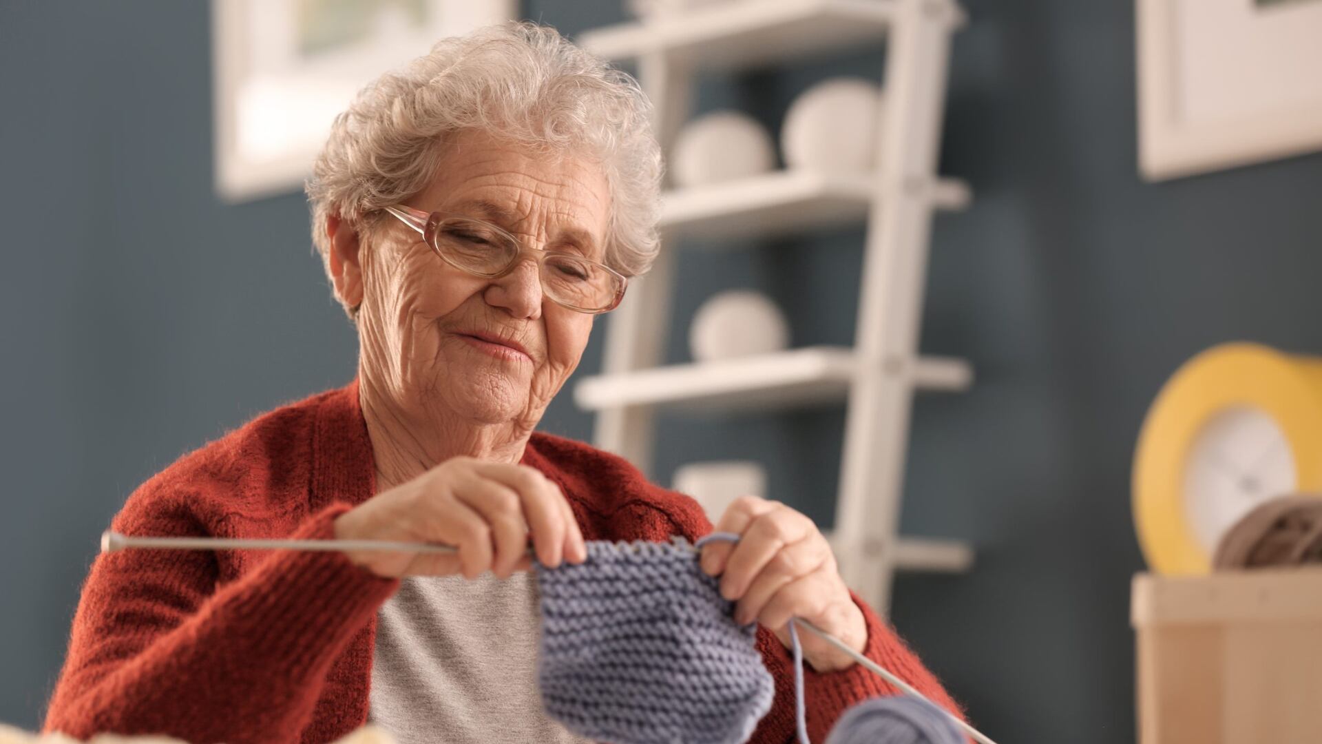 Lo importante es que tejer se convierta en un momento agradable y libre de presión, adaptado al ritmo de cada adulto mayor (Home Care Roseville)