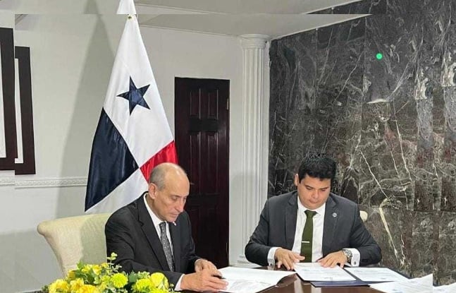 A la izquierda, Luis A. Roquebert, administrador de la Autoridad Marítima de Panamá. (AN)