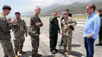 El Mayor General de la Infantería de Marina de EE.UU. Kevin J. Jarrard se reunió con el ministro de Defensa venezolano Gen. Gustavo González López y otros líderes de alto nivel para realizar una evaluación del Aeropuerto Internacional Simón Bolívar y coordinar los esfuerzos de ayuda en Venezuela (@SOUTHCOM)