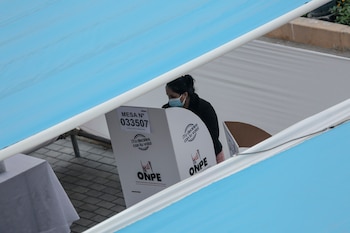 Peruanos emiten su voto en