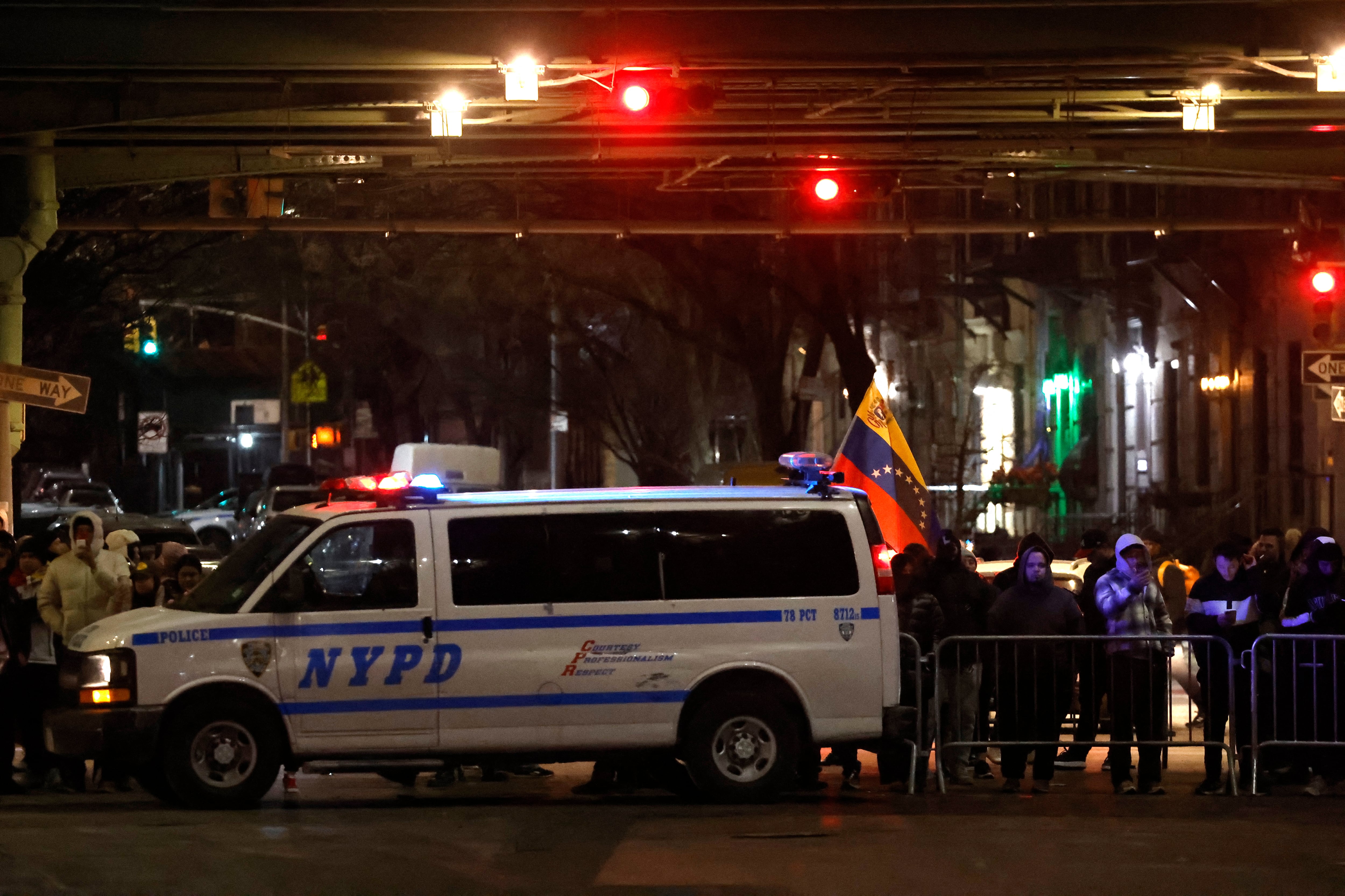 Un patrullero de la policía estadounidense bloquea la calle que conduce al centro de detención metropolitano en el distrito de Brooklyn, de Nueva York, donde está detenido Nicolás Maduro