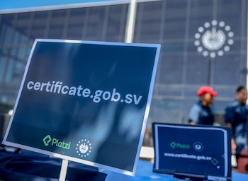 El programa Certifícate, permite a salvadoreños acceder a más de 2,000 cursos digitales gratuitos y obtener certificación oficial en distintas áreas (Cortesía: Secretaría de Prensa).