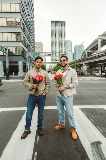 El videoclip, dirigido por Stillz, narra la historia de dos colombianos que trabajan vendiendo flores en las calles de Estados Unidos - crédito Paola España Comunicaciones