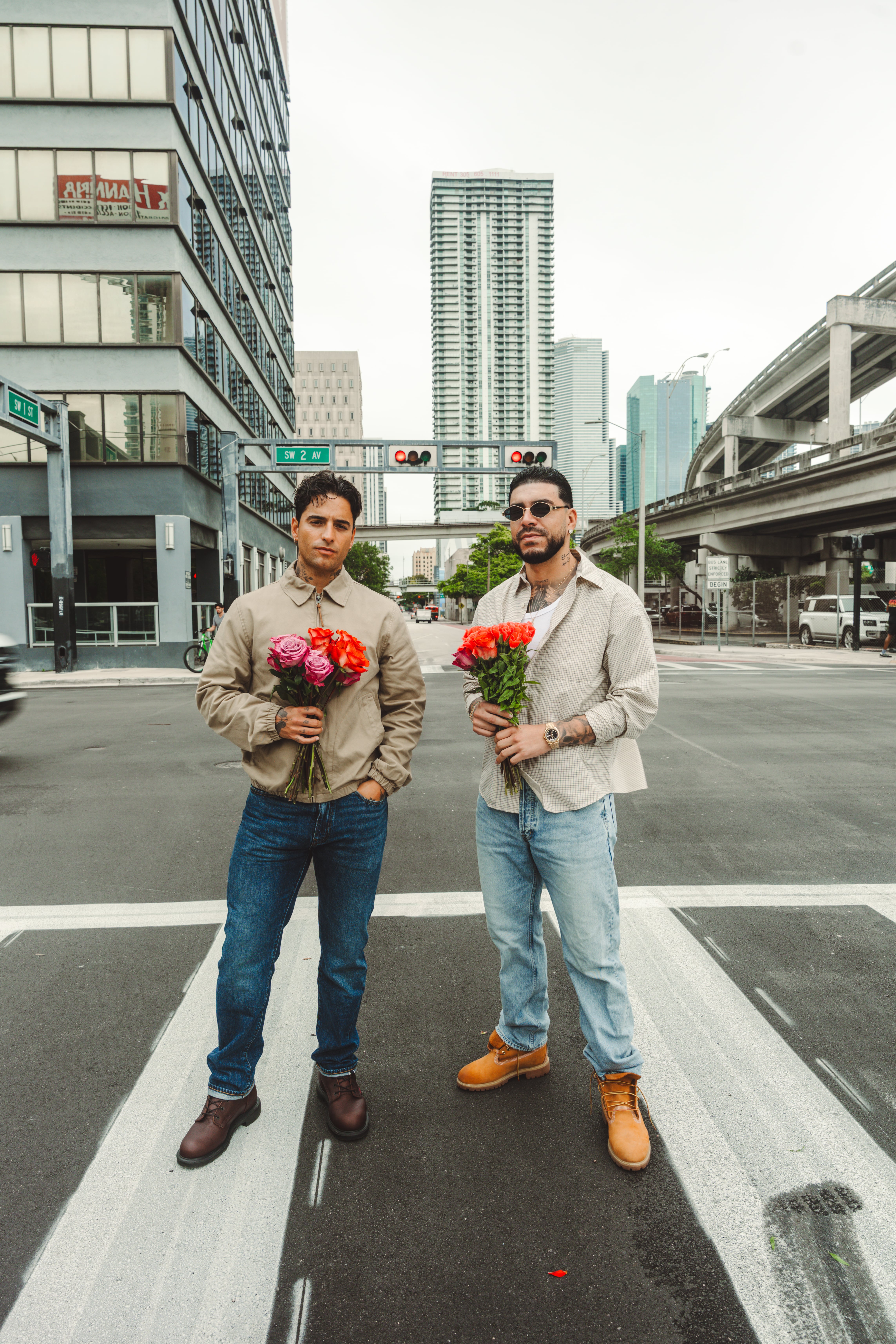 El videoclip, dirigido por Stillz, narra la historia de dos colombianos que trabajan vendiendo flores en las calles de Estados Unidos - crédito Paola España Comunicaciones