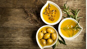 Reconocida por sus propiedades saludables para el corazón, la dieta mediterránea es rica en alimentos de origen vegetal y limita las carnes rojas y los dulces (Getty Images)