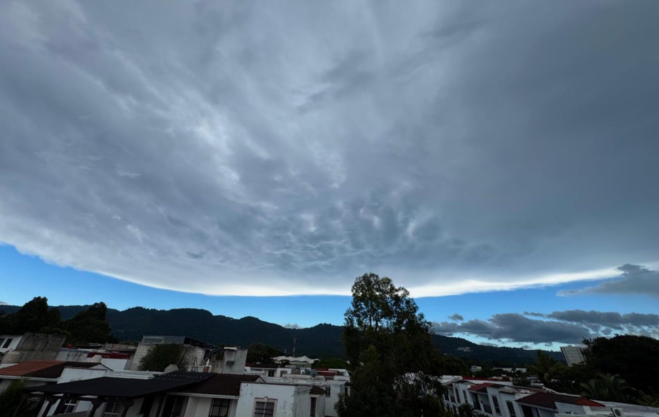 La nubosidad del 12 de agosto en la ciudad de Guatemala no fue causada por el eclipse solar, sino por la época lluviosa y la onda del este número 26. (Redes Sociales)
