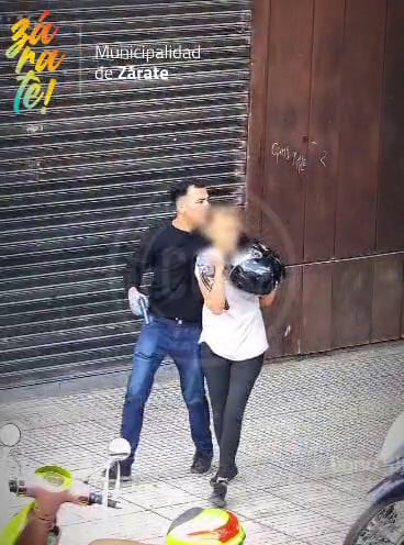 Uno de los ladrones usó a una mujer como escudo humano