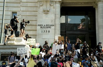 Manifestantes en el frente de la sede de gobierno del distrito de Columbia en Washington este sábado (REUTERS/Erin Scott)