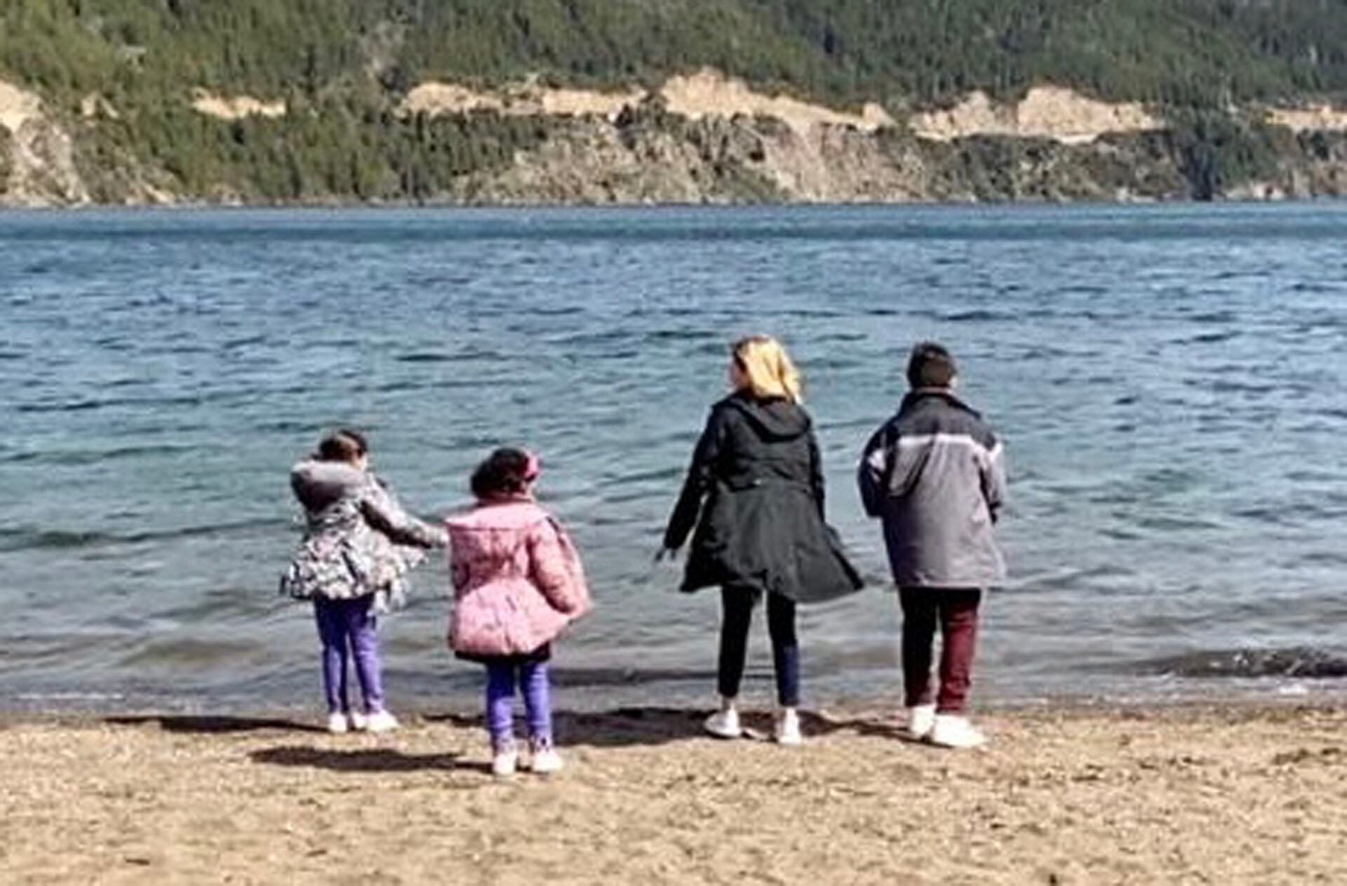 Marcela y sus hijos en una postal de hace un tiempo
