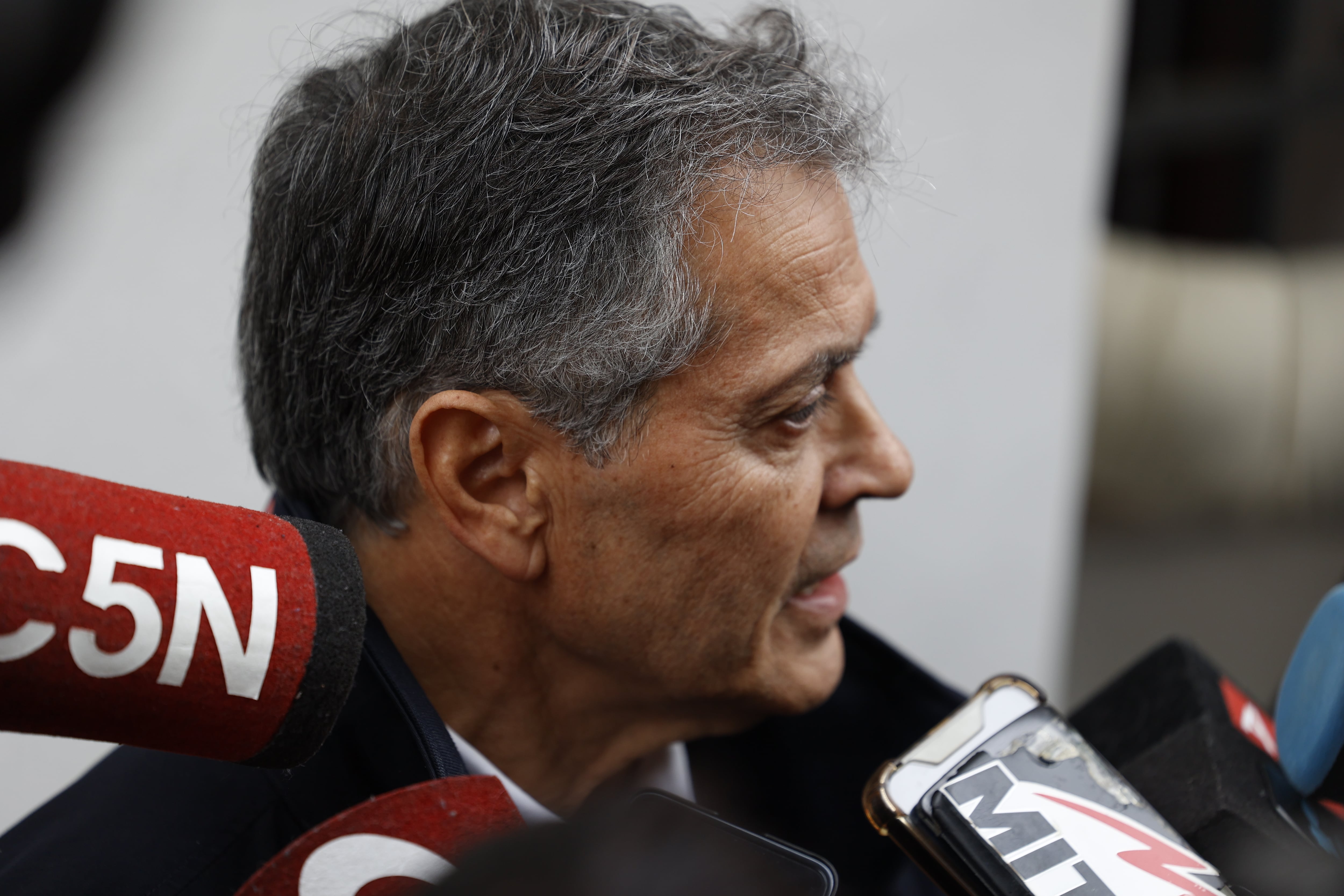 El fiscal en la casa del único detenido por el hecho (Fotografía: Mario Sar)