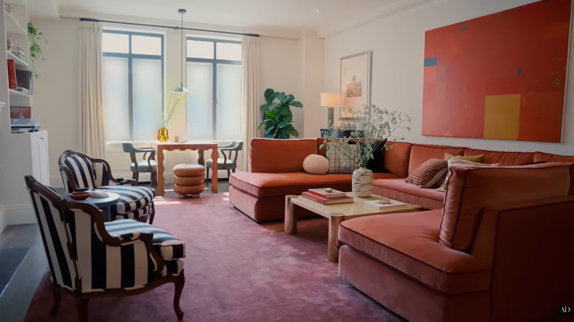 El arte de amigos y familiares define la atmósfera del apartamento de Rachel Brosnahan en Nueva York. (Architectural Digest)