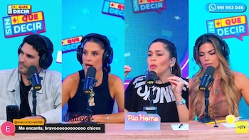 Cuatro presentadores, dos hombres y dos mujeres, sentados en un estudio de televisión con micrófonos y auriculares, sobre un fondo azul con el logo "Sin Que Decir"
