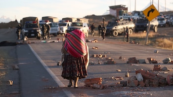 Bolivia replegó a las fuerzas policiales y militares de las rutas estratégicas y pidió entablar un “diálogo productivo” a manifestantes
