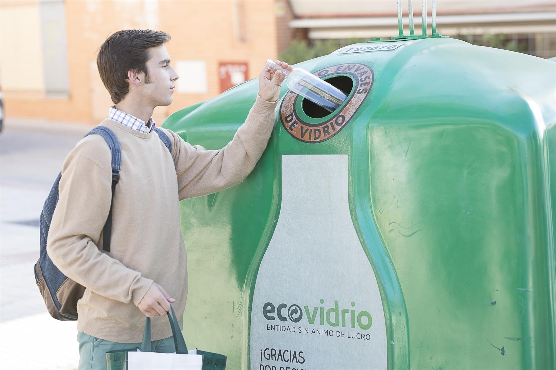 Más de 800 establecimientos hosteleros de Fuenlabrada (Madrid) se suman a la campaña de reciclaje de vidrio