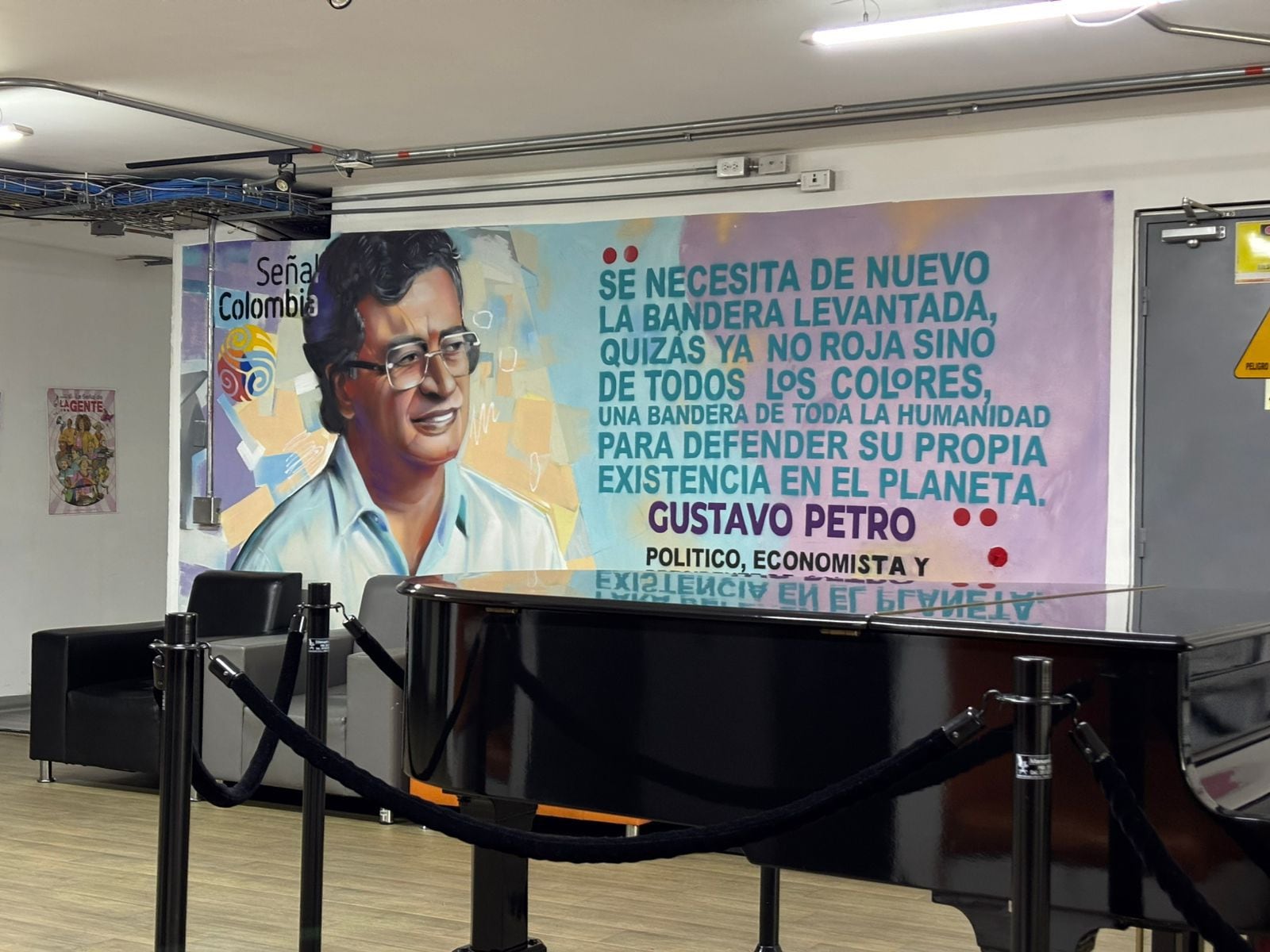 Entre las imágenes retiradas también estaba un retrato del expresidente Gustavo Petro - crédito @Melquisedec70/X
