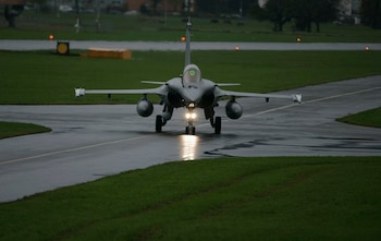 Un caza francés Dassault Rafale rueda por la pista de rodaje (REUTERS/Michael Buholzer)