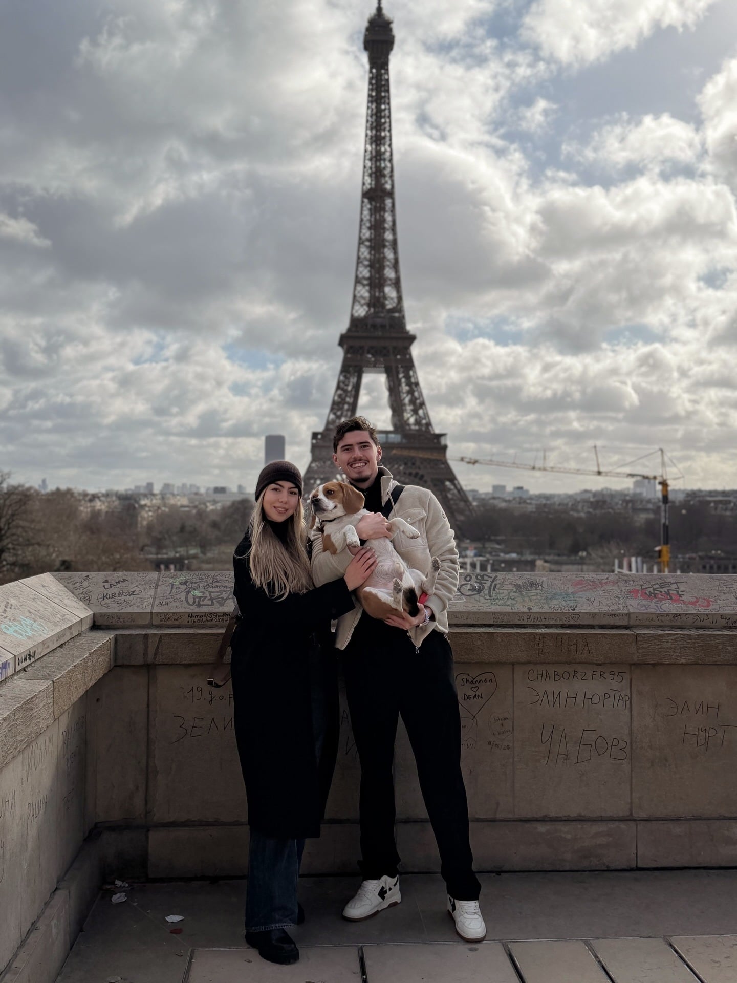 Joaco y Giuli Giramonti junto con su perro Parke en la Torre Eiffel de París