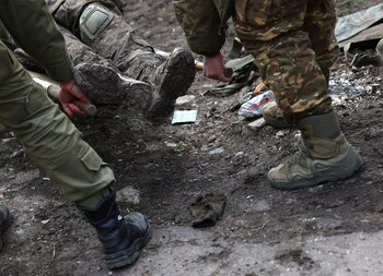 Soldados ucranianos trasladan el cuerpo