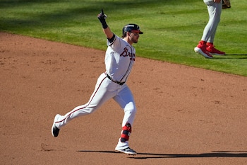 Austin Riley le da la victoria a los Bravos de Atlanta con un HR de tres carreras. (AP Foto/Mike Stewart)