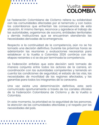 Integrantes de la caravana de la Vuelta a Colombia reciben instrucciones tras la suspensión de la sexta etapa-crédito Federación Colombiana de Ciclismo