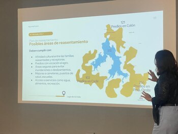 Karina Vergara, gerente Socioambiental del proyecto del lago de río Indio, explicó que el proceso de traslado incluirá la construcción de viviendas, acceso a agua potable y programas de acompañamiento para garantizar condiciones adecuadas en las nuevas comunidades. Alex E. Hernández