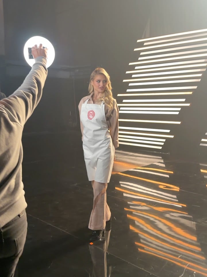 Marta Fort posa con el delantal de MasterChef Celebrity durante una producción fotográfica en el estudio de televisión.