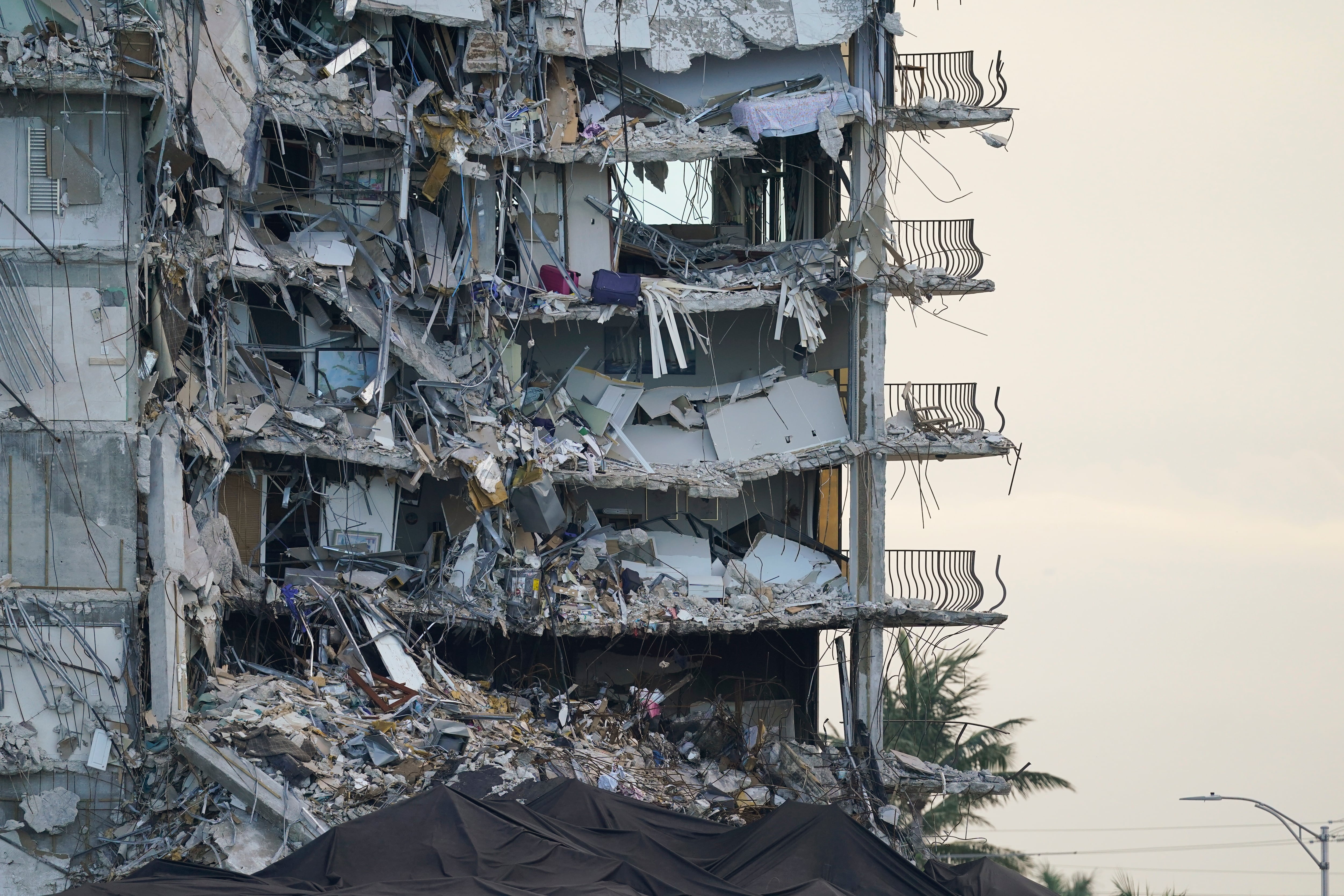 La investigación federal detectó corrosión en barras de refuerzo, grietas en una jardinera y otras señales físicas previas al derrumbe del condominio en Surfside (AP Foto/Lynne Sladky)
