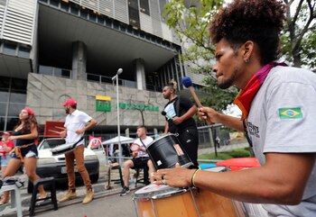 Los activistas bailan frente a