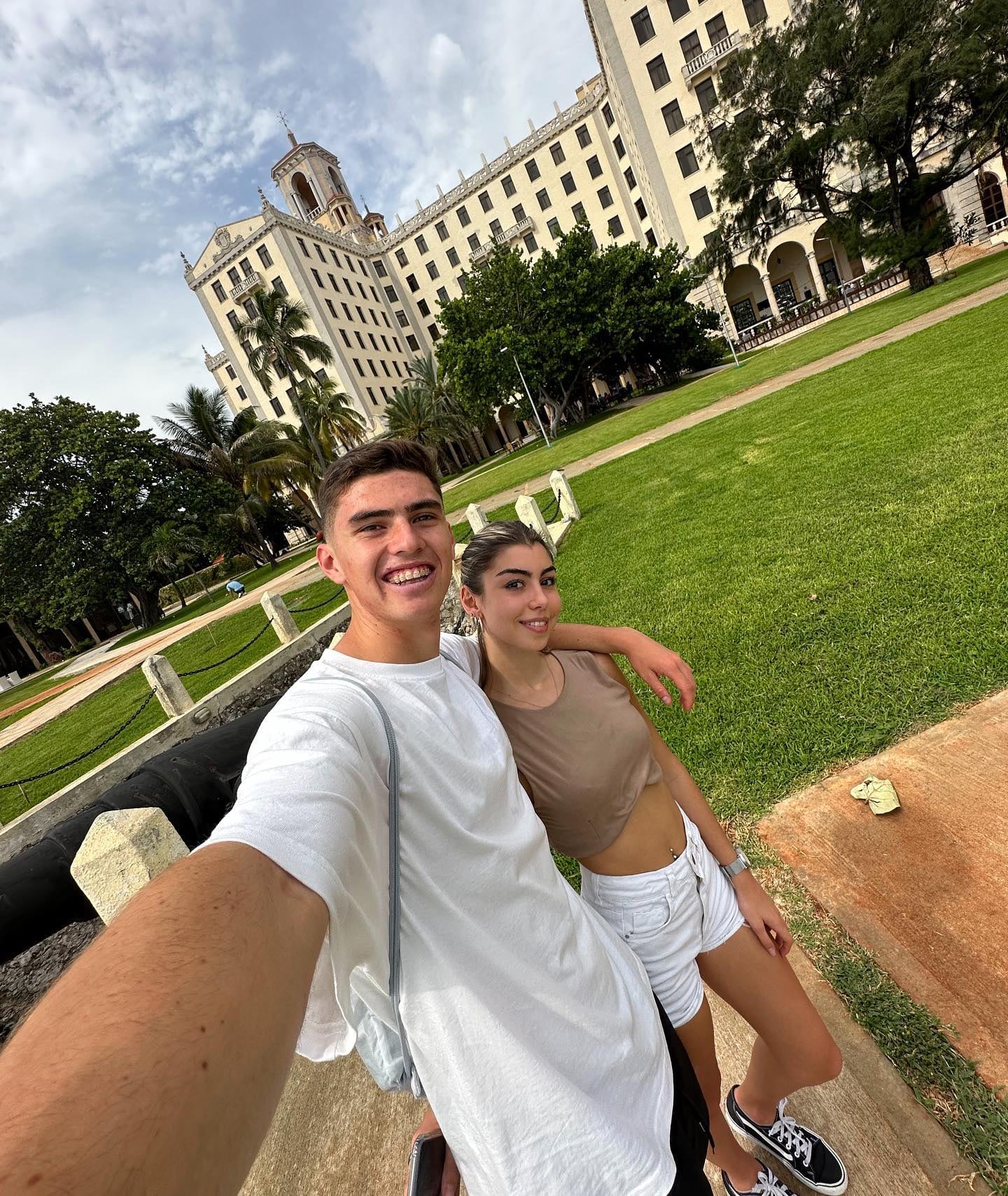 Joaquín Panichelli y Giuliana Giramonti sonríen para una fotografía frente al Hotel Nacional de Cuba en La Habana.
