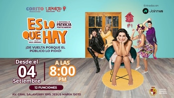 Afiche promocional del espectáculo Es lo que hay con Patricia Portocarrero al centro y personajes caracterizados detrás sobre un fondo celeste